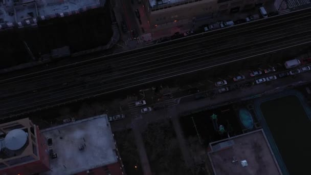 Korte Neerwaartse Drone Shot Van Daken Treinrails Harlem New York — Stockvideo