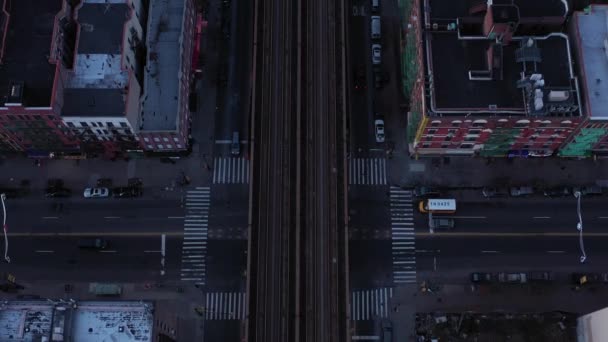 史诗般的无人驾驶飞机垂直地挂在哈莱姆的火车轨道上 太阳刚刚升起 纽约曼哈顿市中心的一个伟大的启示 垂直几何图形不错 — 图库视频影像