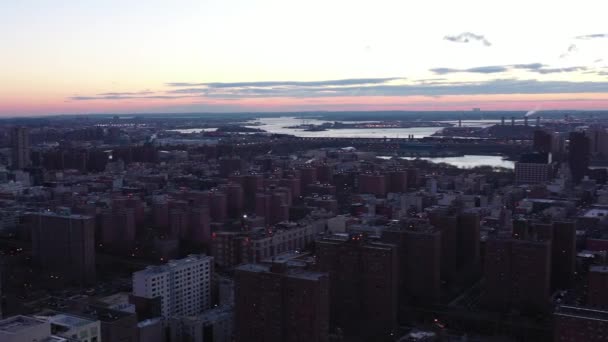 日の出にニューヨーク市ハーレムのドローンパノラマを回転させます 遠くのイーストハーレムとハーレムとイースト川の豪華な景色 — ストック動画