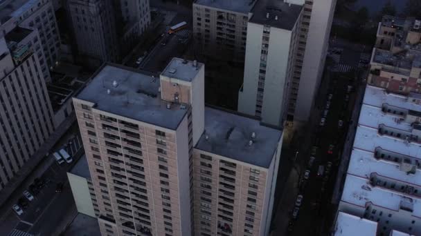 Downward Drone Flyover Highrise Telhados Harlem Nova York Logo Após — Vídeo de Stock