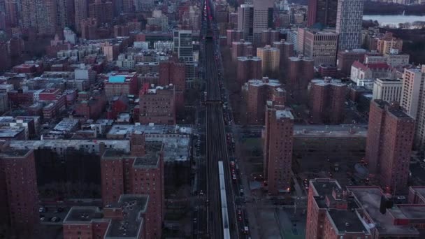 Zpětný Let Dronem Vyvýšených Kolejích Harlemu New Yorku Těsně Východu — Stock video