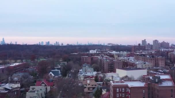 Drone Stijgt Boven Centraal Brooklyn New York Net Voor Zonsondergang — Stockvideo
