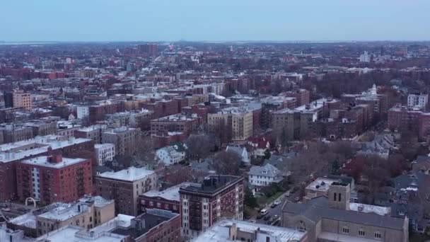 Lång Drönarflygning Över Centrala Brooklyn New York Strax Före Solnedgången — Stockvideo
