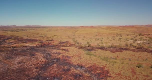 Drone Aéreo Para Frente Descendo Deserto Australiano Após Fogo Artifício — Vídeo de Stock