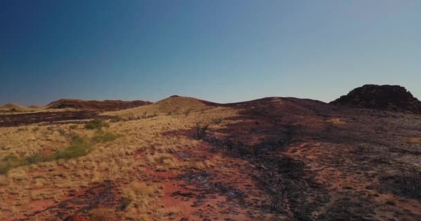 Aerial Drone Elevándose Sobre Vasto Desierto Australiano Después Los Incendios — Vídeos de Stock