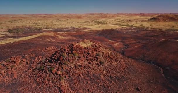 Luchtdrone Draait Rond Australische Woestijnberg Bosbrand — Stockvideo