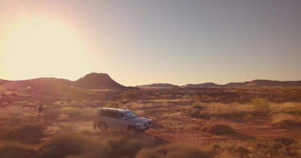 Drohne Verfolgt Geländewagen Auf Schotterpiste Australischer Wüste — Stockvideo