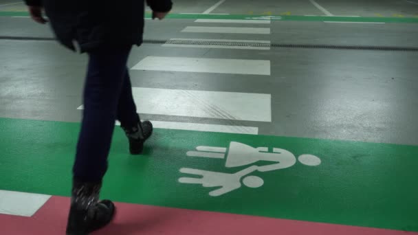 Walking Shopping Mall Garage Green Walking Space Family Sign Painted — Vídeo de Stock