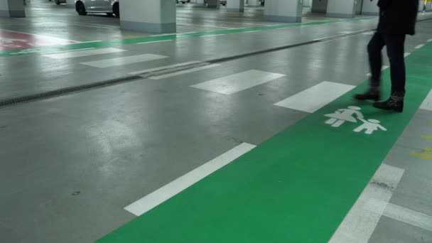 Walking Shopping Mall Garage Green Walking Space Family Sign Painted — Vídeo de Stock