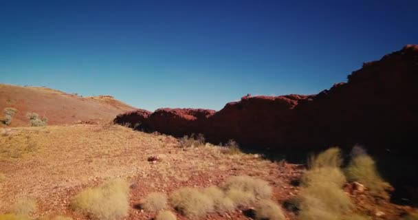 在澳大利亚沙漠岩层附近低空飞行的无人机 — 图库视频影像