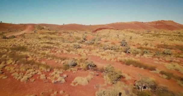 Letecký Letoun Letí Směrem Formaci Australian Desert Rock — Stock video