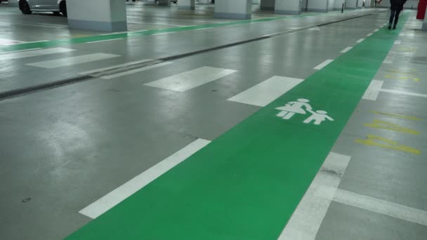 Walking Shopping Mall Garage Green Walking Space Family Sign Painted — Vídeo de Stock