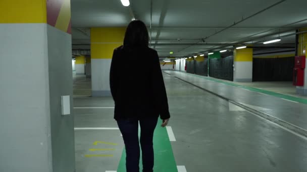 Mujer Caminando Garaje Del Centro Comercial Espacio Verde Para Caminar — Vídeo de stock