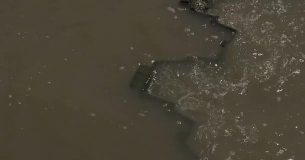 Air Sungai Muddy Thames Membasuh Dermaga — Stok Video