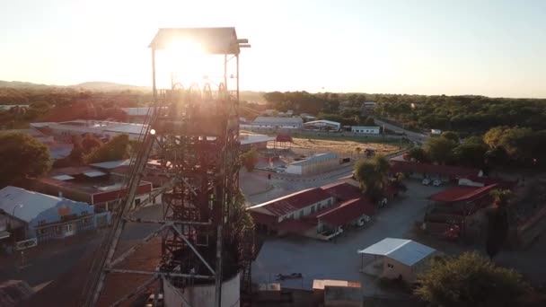 Schöner Alter Rostiger Minenschacht Inmitten Einer Alten Bergbaustadt Namens Tsumeb — Stockvideo