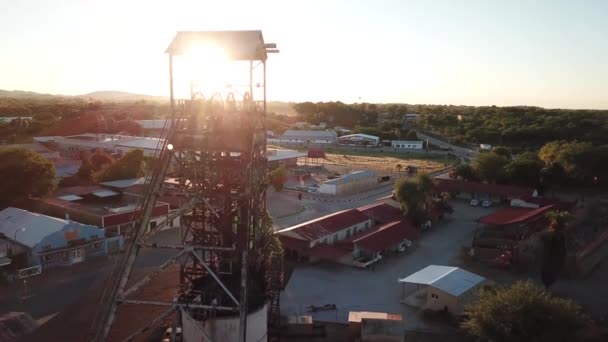 Piękny Stary Zardzewiały Szyb Kopalni Środku Starego Miasta Górniczego Nazwie — Wideo stockowe