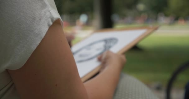 Una Chica Dibujando Una Mujer Parque — Vídeos de Stock