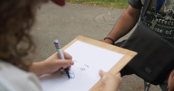 Fille Dessin Visage Homme Dans Parc — Video