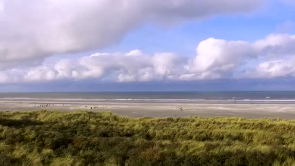 Létání Nad Dunami Směrem Moři Ostrově Ameland Podzemí Zastřelen Dronem — Stock video