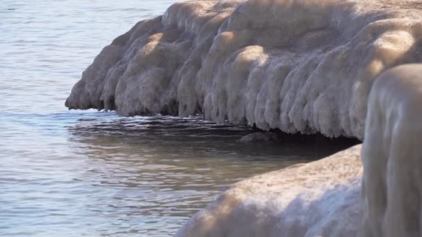 Olas Agua Del Lago Fluyen Bajo Formación Hielo Colgante Agua — Vídeos de Stock