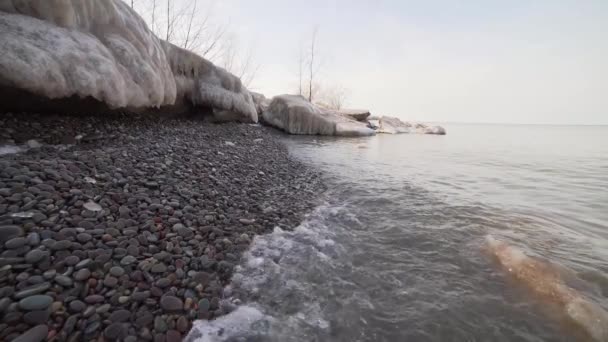 Małe Fale Powoli Pływające Żwirowej Plaży Otaczały Moje Topniejące Formacje — Wideo stockowe