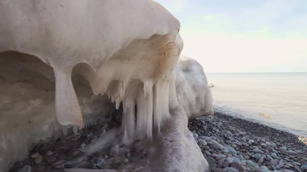 Jaskinia Lodowa Skraju Żwirowej Plaży Powoli Topnieje — Wideo stockowe