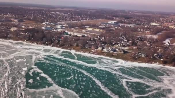 Panning Left Shoreline Kingsville Ontario Reveal Frozen Lake Dock — Stock Video
