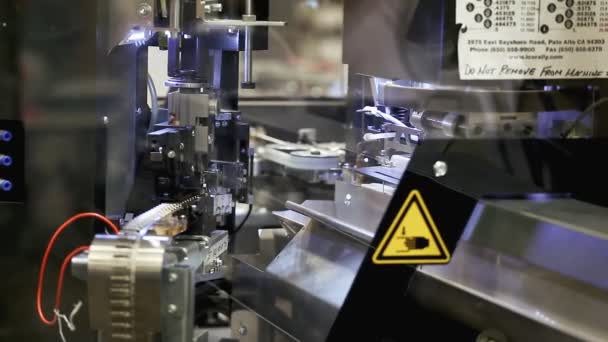 Una Fabbrica Filo Spinato Una Tagliatrice Automatizzata Che Lavora Sui — Video Stock