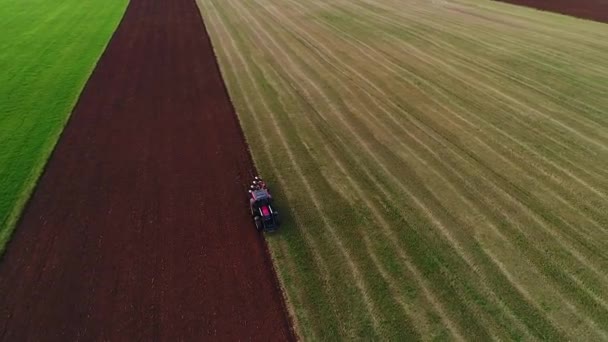 Agroculture Labourage Champ Avec Quatre Sillons Charrue Réversible Vue Aérienne — Video