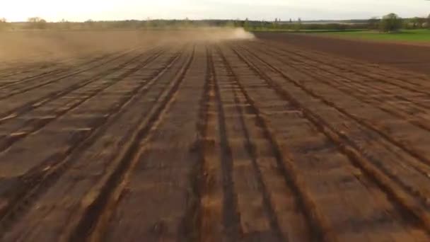 Tozlu Tarla Manzarasında Traktör Ekiciyle Tarlalar Ekiliyor — Stok video