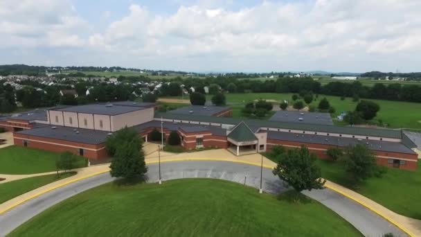 Letecký Snímek Střední Školy Jejího Okolí Pensylvánii — Stock video