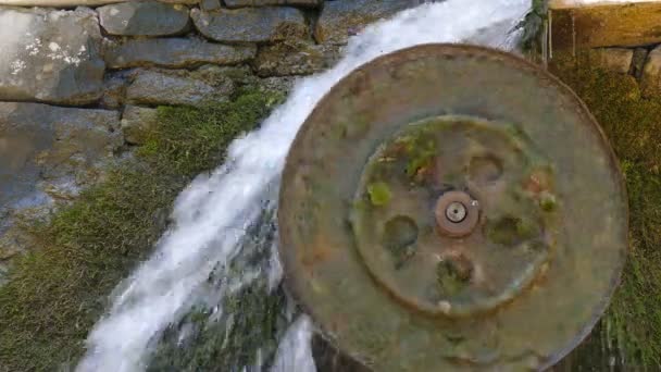 Fallendes Wasser Dreht Ein Wasserrad Alte Methode Der Energiegewinnung — Stockvideo