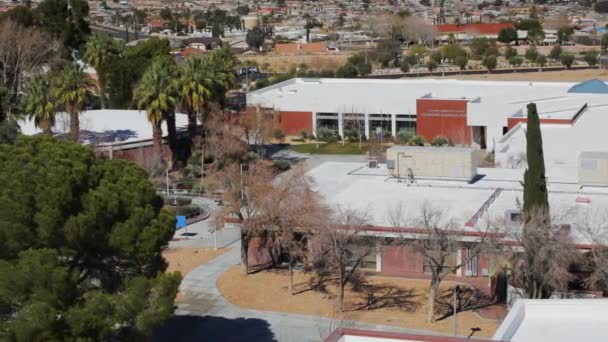 Colegio Comunitario Californiano Rodeado Palmeras Verdes Pan Izquierda — Vídeos de Stock