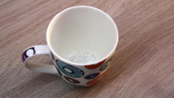 Menempatkan Bubuk Cappuccino Dalam Cangkir — Stok Video