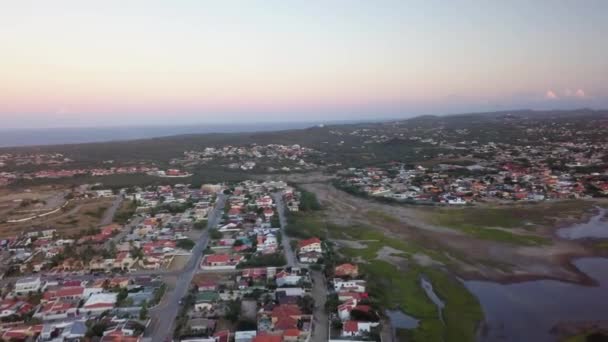 Alloggiamento Sparso Noord Aruba Durante Tramonto Con Mar Dei Caraibi — Video Stock