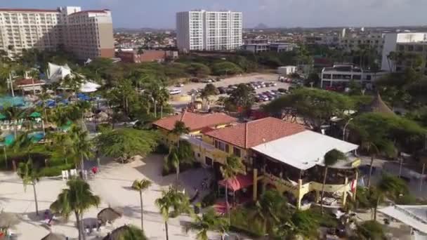 Motorfietsen Die Het Hotel Verlaten Nabij Palm Beach Aruba — Stockvideo