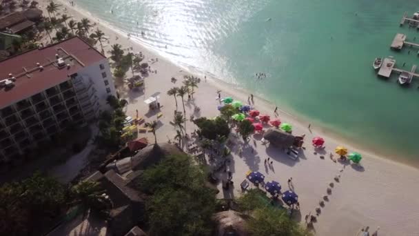 People Walking Palm Beach Aruba Next People Swimming Caribbean Sea — Stock videók