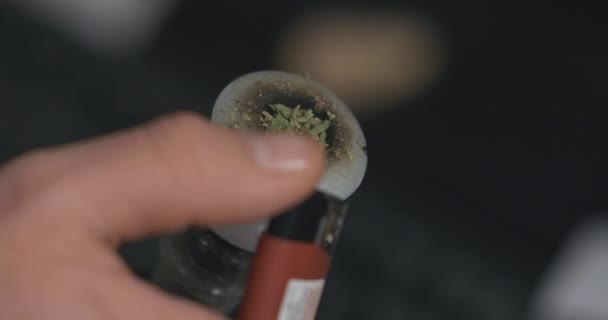 Czerwona Zapalniczka Zapala Miskę Zielonej Indyjskiej Marihuany Białej Misce Bonga — Wideo stockowe