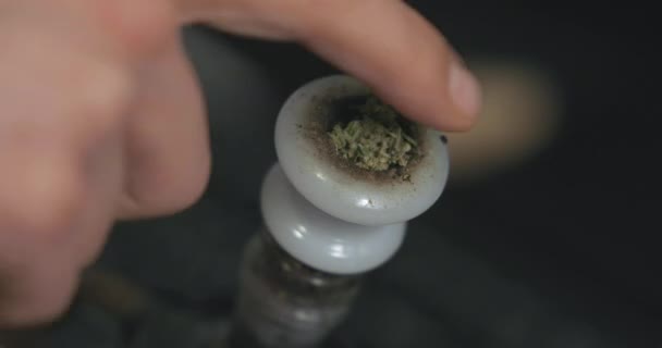 Marijuana Trycks Ner Vit Bongskål Ett Finger Extrem Närbild — Stockvideo