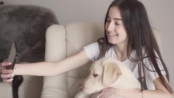Een Mooie Brunette Neemt Selfies Met Haar Geweldige Labrador Proberen — Stockvideo