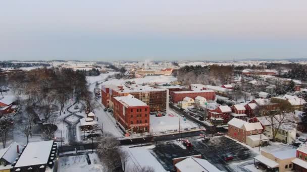 Flying Downtown Lititz Fresh Snow Covering Buildings Early Evening — Vídeo de Stock