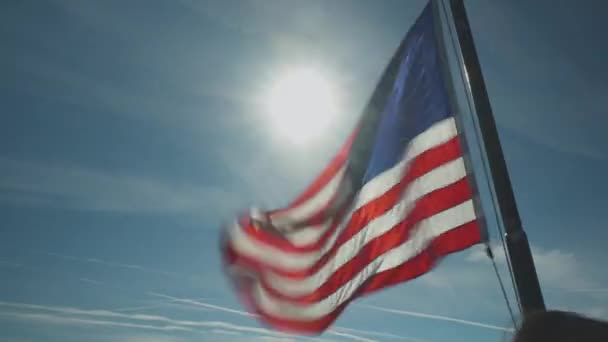 Σημαία Των Ηπα Κυματίζει Δυνατά Στον Άνεμο Καθώς Ήλιος Δημιουργεί — Αρχείο Βίντεο