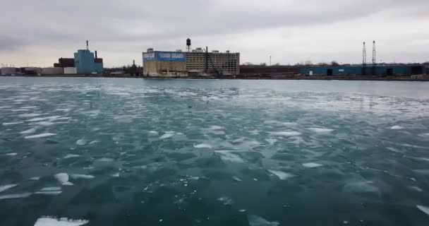 Здание Острова Бобло Берегу Реки Детройт Зимой — стоковое видео