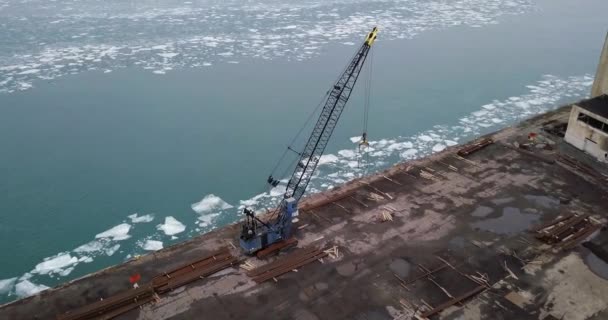 Starý Rezavý Jeřáb Zimě Leží Opuštěný Podél Řeky Detroit — Stock video