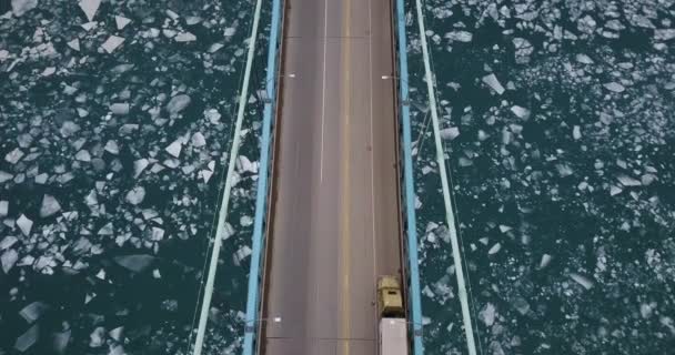 Camiones Transporte Cruzando Puente Embajador Detroit Sobre Agua Helada Azul — Vídeo de stock