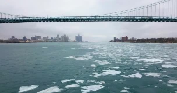 Eau Bleue Froide Morceaux Glace Flottant Sous Grand Pont Hiver — Video