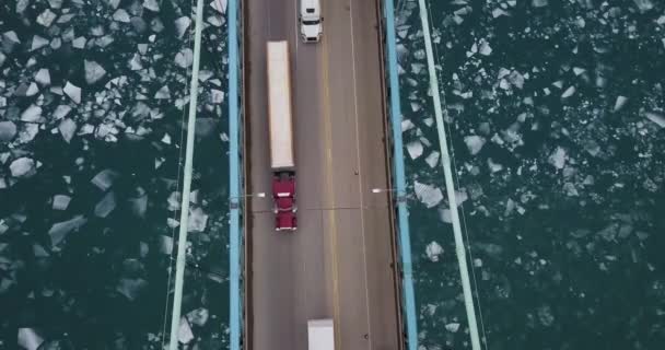Aerian Sus Jos Împușcat Camioane Transport Care Traversează Pod Peste — Videoclip de stoc