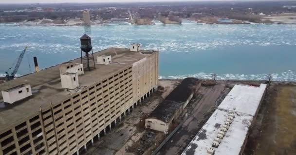 Tiro Alrededor Edificio Abandonado Decadencia Río Detroit — Vídeo de stock