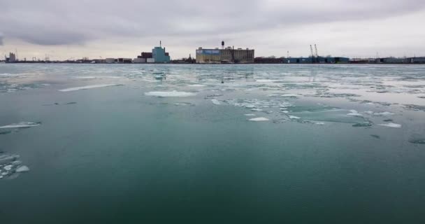 Led Plovoucí Studené Modré Vodě Podél Řeky Detroit Boblo Island — Stock video