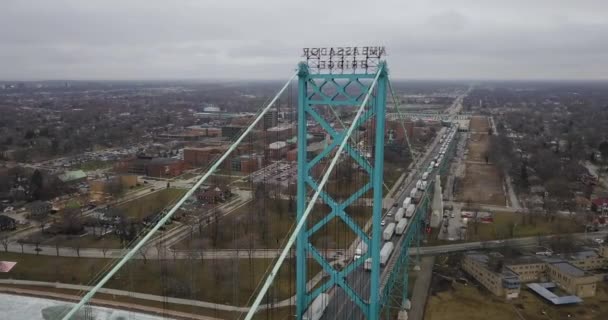 Svepande Skott Transportbilar Backas Upp Ambassadörsbron Windsor Ontario — Stockvideo